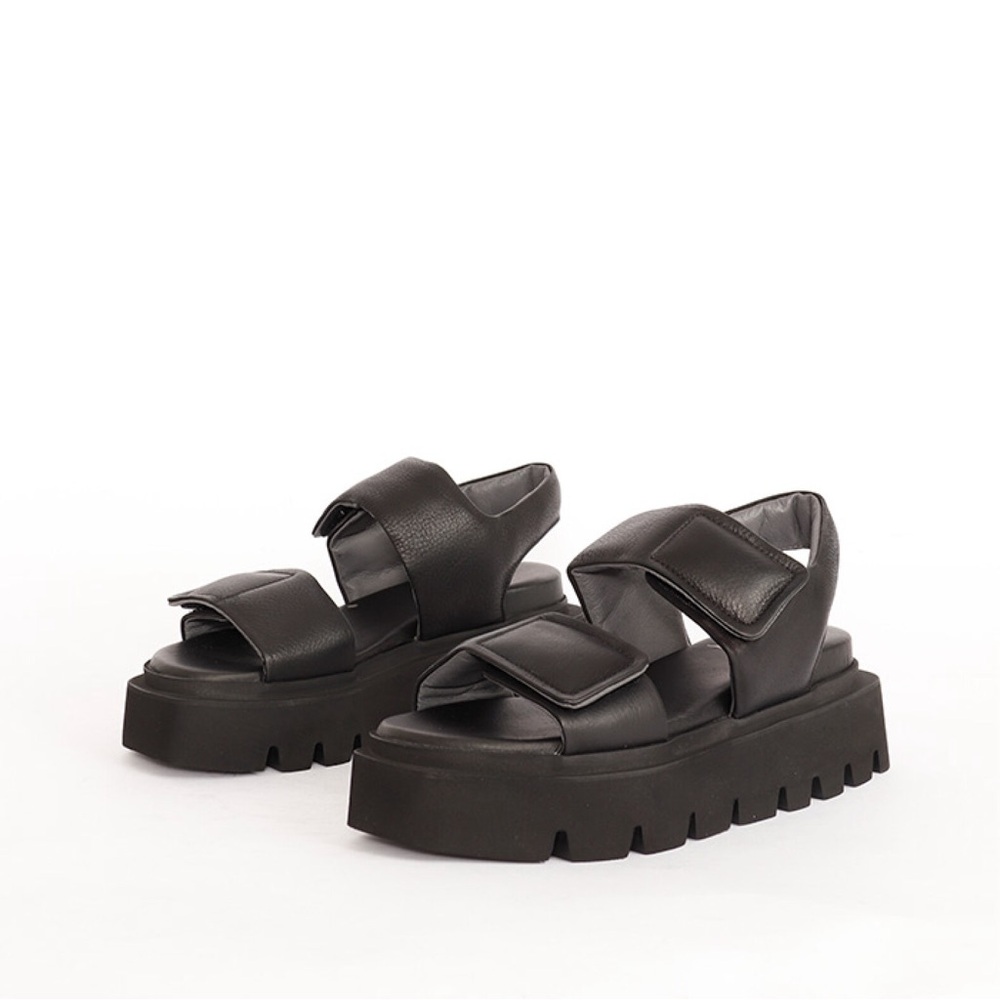 NIB - Lofina Chunky Sole Sandals
